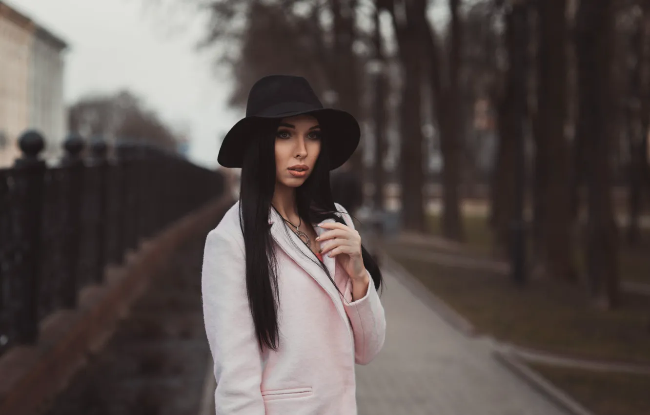 Фото обои девушка, парк, улица, портрет, шляпа, брюнетка, куртка, Julia