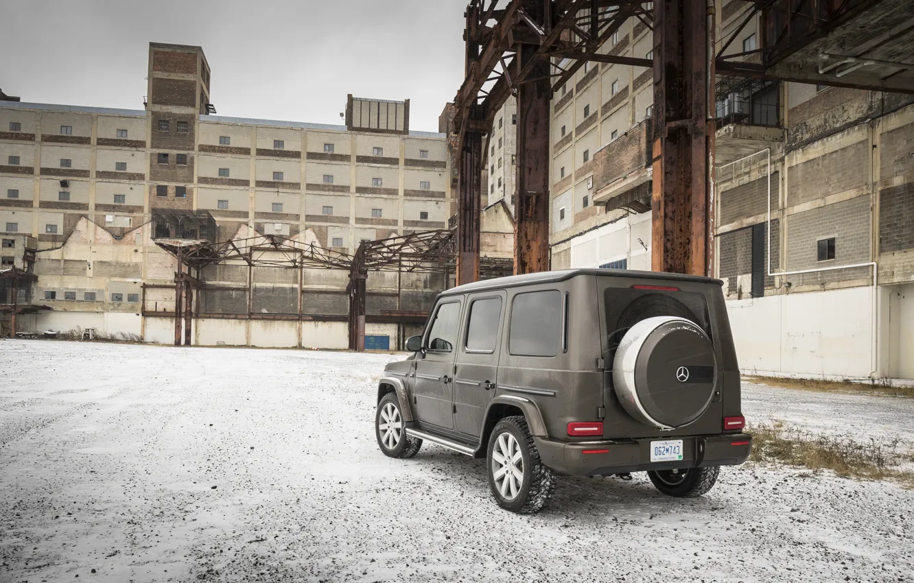 Фото обои зима, снег, здания, Mercedes-Benz, вид сзади, промзона, 2018, G-Class