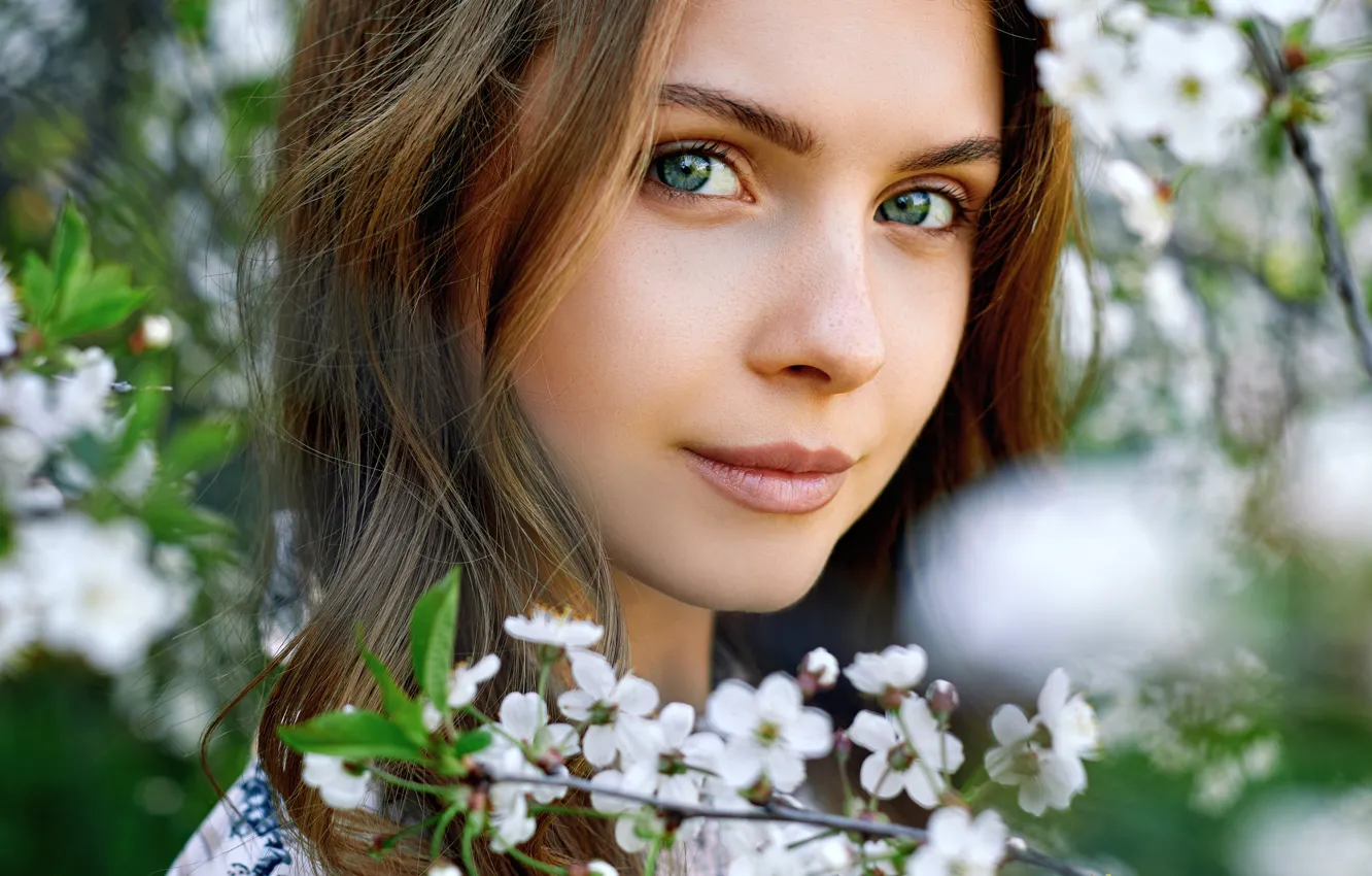 Фото обои взгляд, улыбка, Девушка, цветочки, Александр Юрмашев