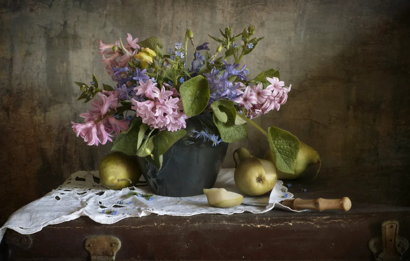 Фото обои листья, цветы, стол, фон, букет, весна, нож, ваза