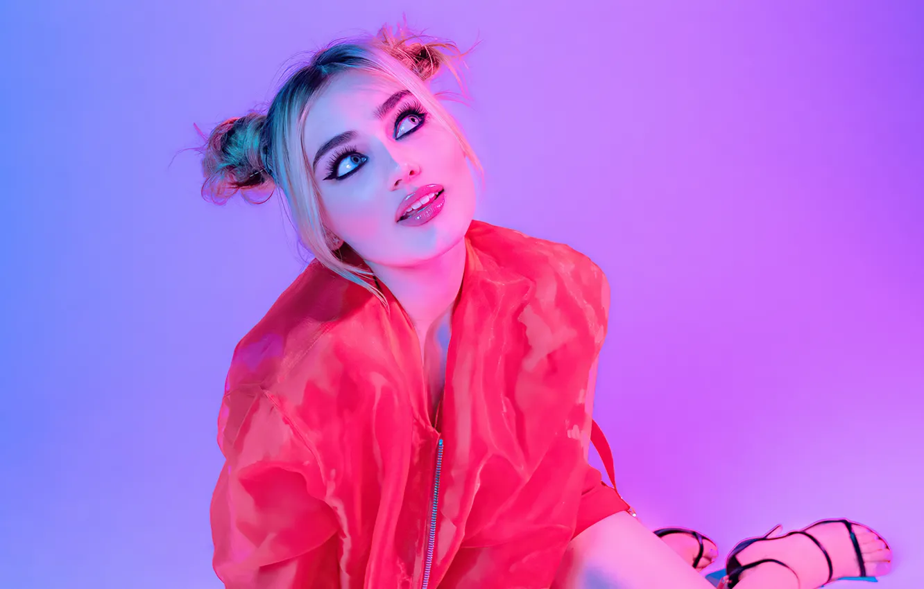 Фото обои взгляд, поза, макияж, актриса, милая девушка, Meg Donnelly, Мэг Доннелли, яркая одежда