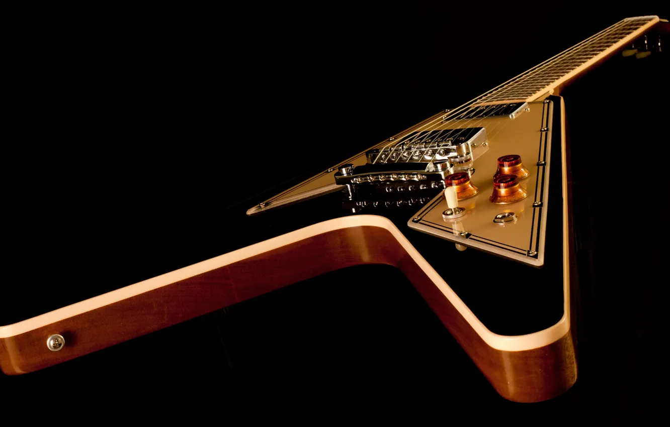 Фото обои гитара, струны, корпус, чёрный фон, электрогитара, гриф, gibson, flying v
