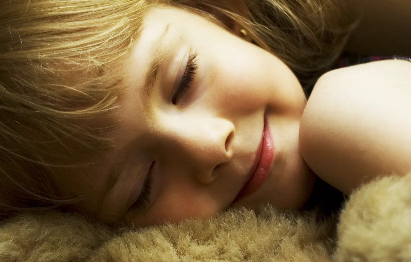 Фото обои лицо, улыбка, волосы, ребенок, светлые, спит, девочка, мягкая игрушка