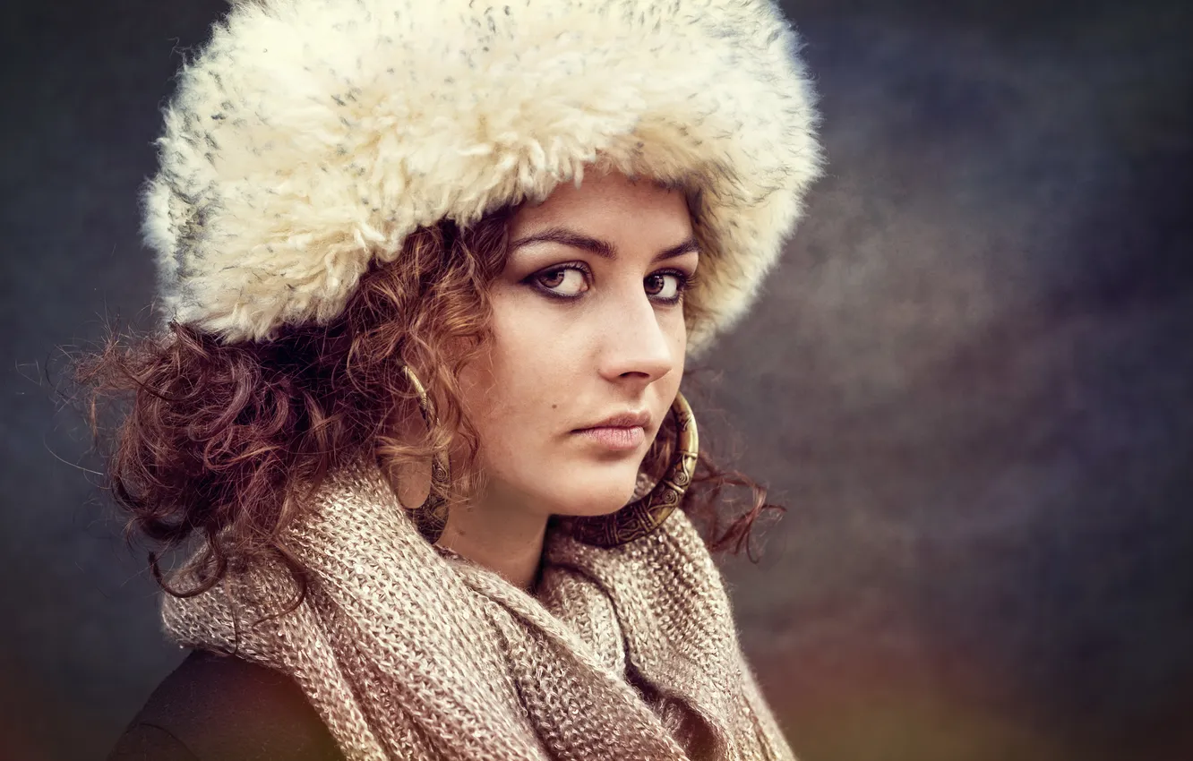 Фото обои eyes, hair, scarf, rings, bonnet