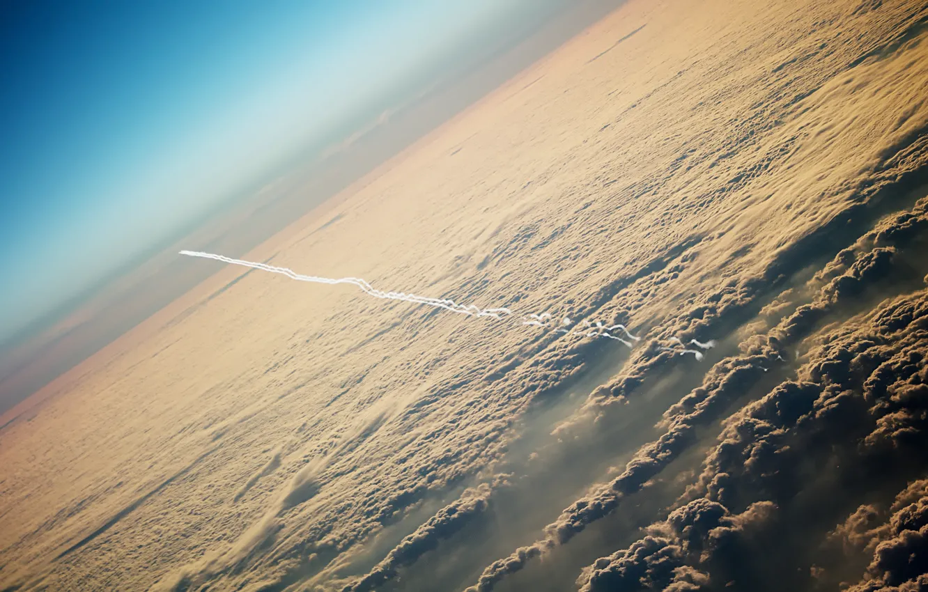 Фото обои небо, облака, самолет, след, высота
