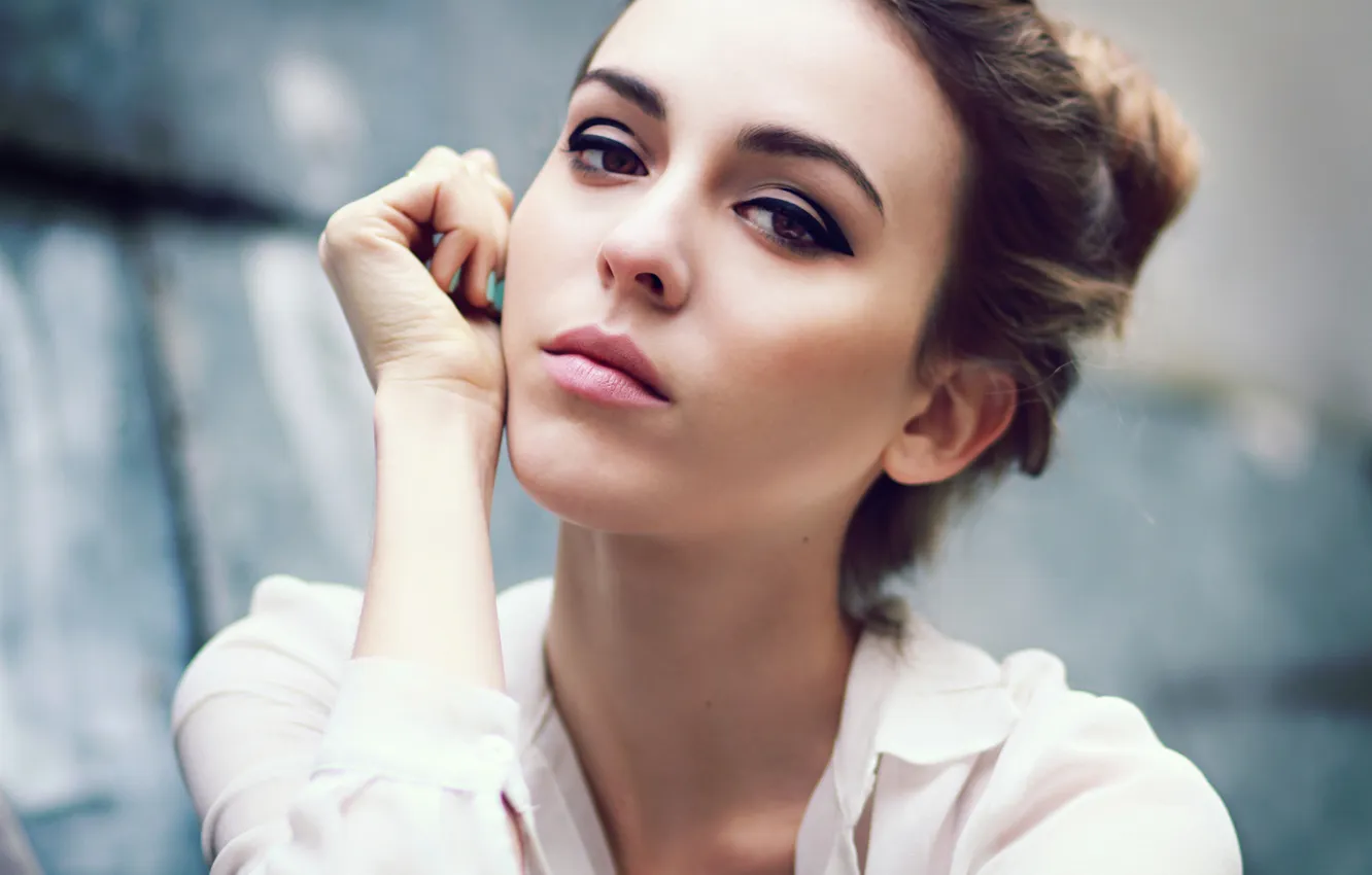 Фото обои взгляд, девушка, макияж, брюнетка