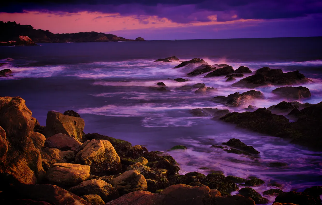 Фото обои море, закат, тучи, камни, берег, горизонт, Калифорния, прибой