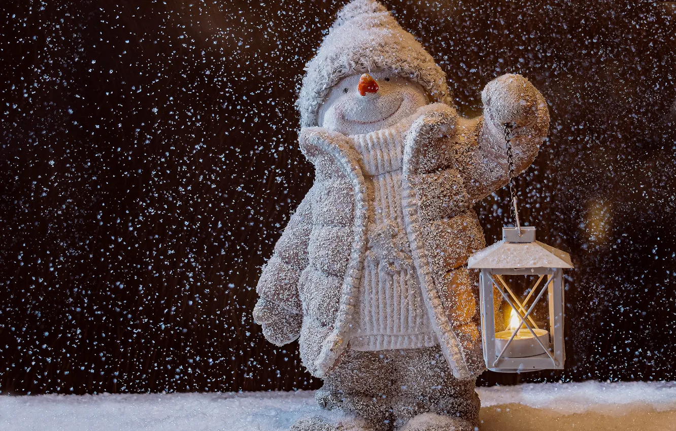 Фото обои зима, снег, праздник, игрушка, Рождество, фонарь, Новый год, снеговик