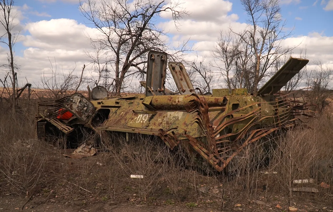Фото обои wheels, war, tank, rust, destruction