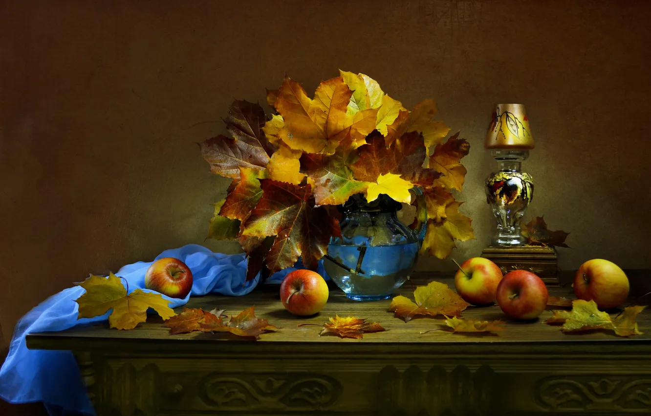 Фото обои листья, яблоки, лампа, ткань, клён, кувшин, фрукты, натюрморт