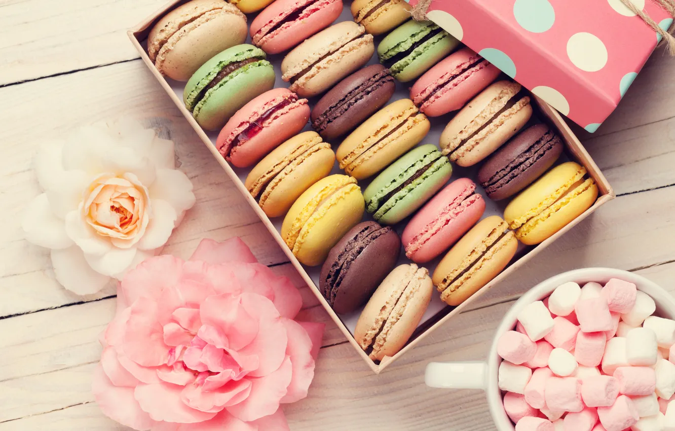 Фото обои цветы, подарок, colorful, wood, pink, flowers, macarons, gift box