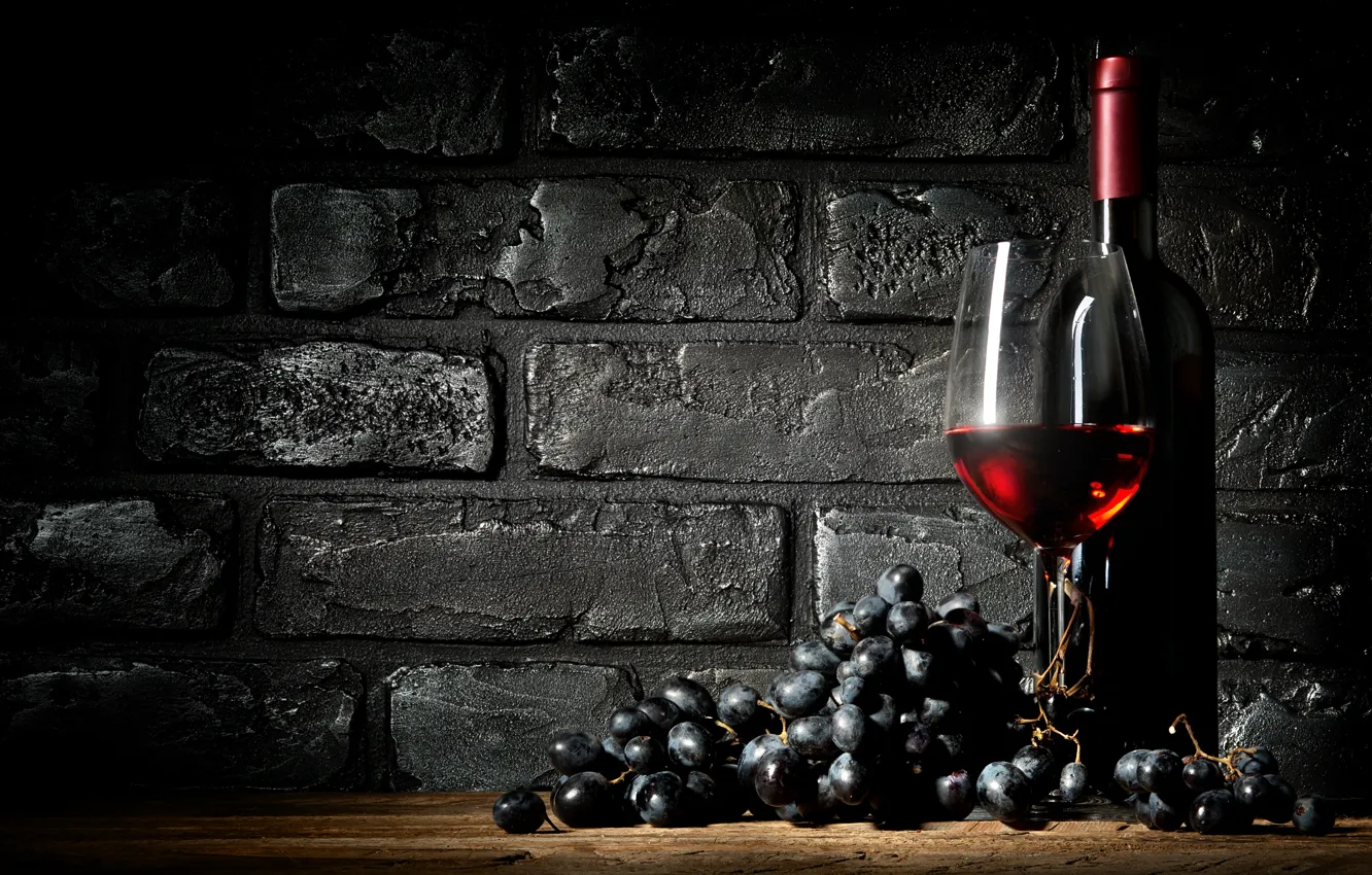 Фото обои стена, вино, черный, бокал, бутылка, кирпич, виноград, полумрак