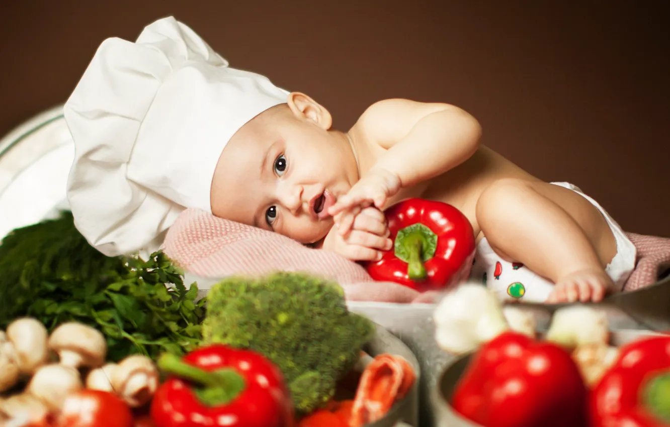 Фото обои зелень, дети, грибы, лежит, перец, овощи, помидоры, ребёнок
