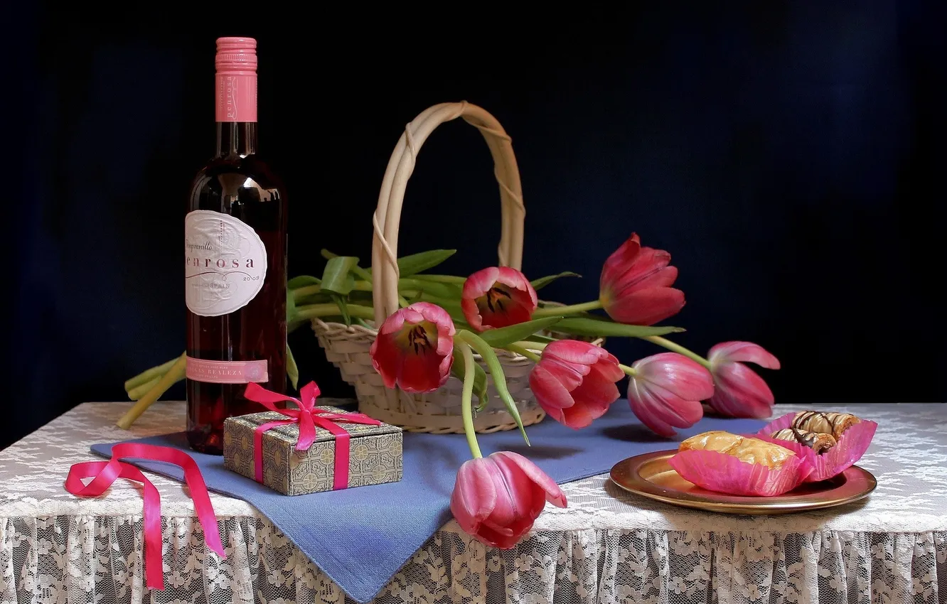 Фото обои подарок, вино, корзина, тарелка, розовое, лента, тюльпаны, пирожные
