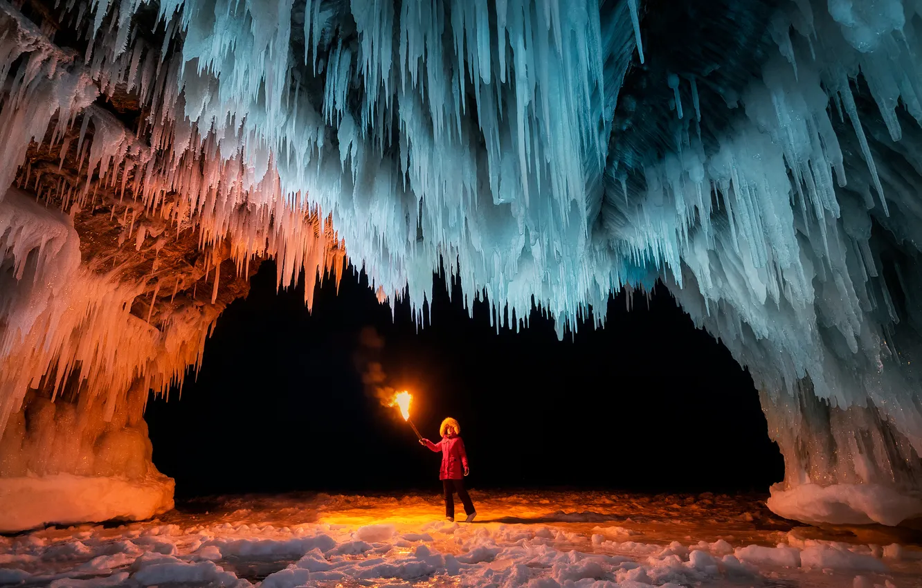 Фото обои ice, explorer, torch, flare, stalactites