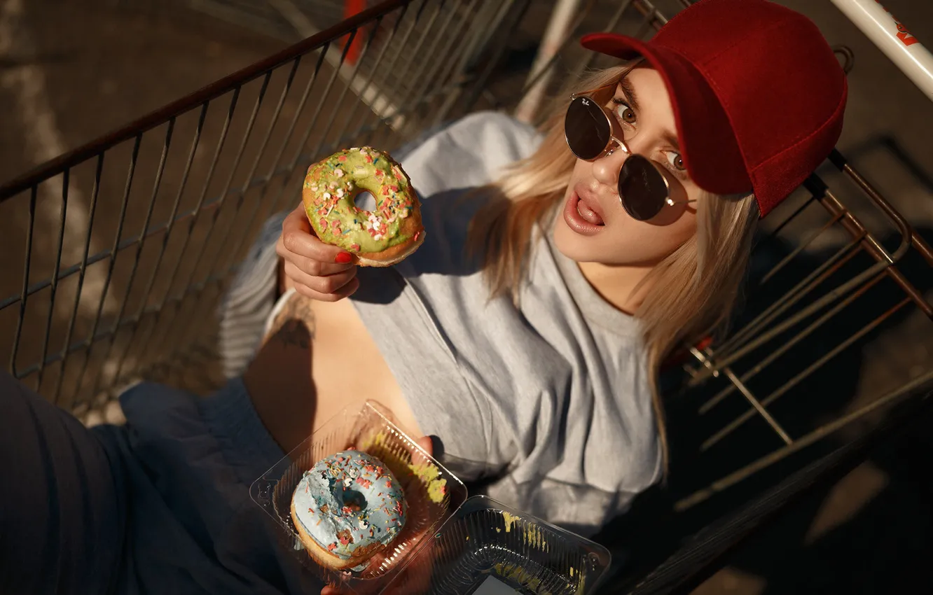 Фото обои девушка, поза, очки, кепка, тележка, пончики, бейсболка, Иван Ковалёв