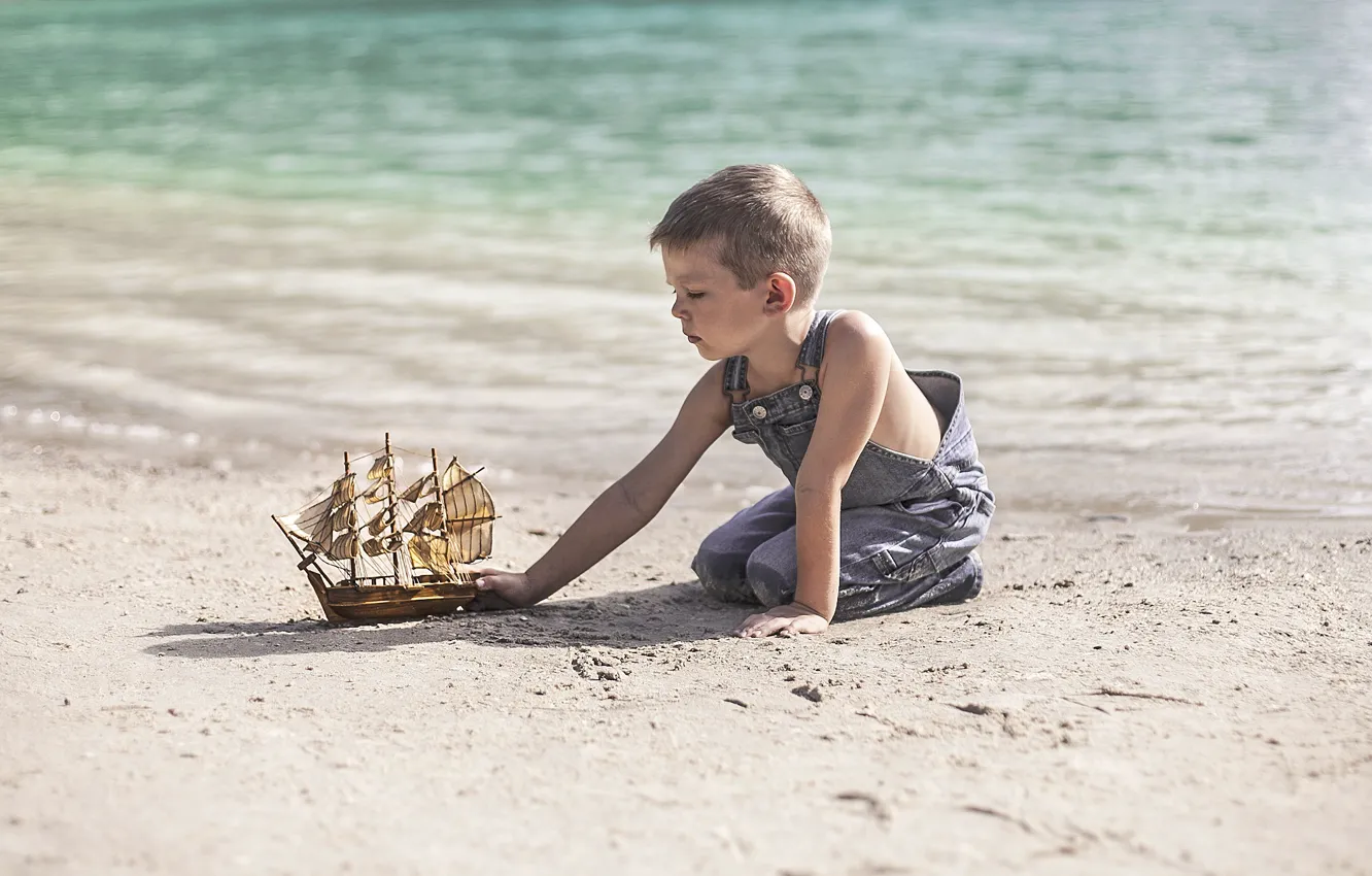 Фото обои берег, мальчик, кораблик