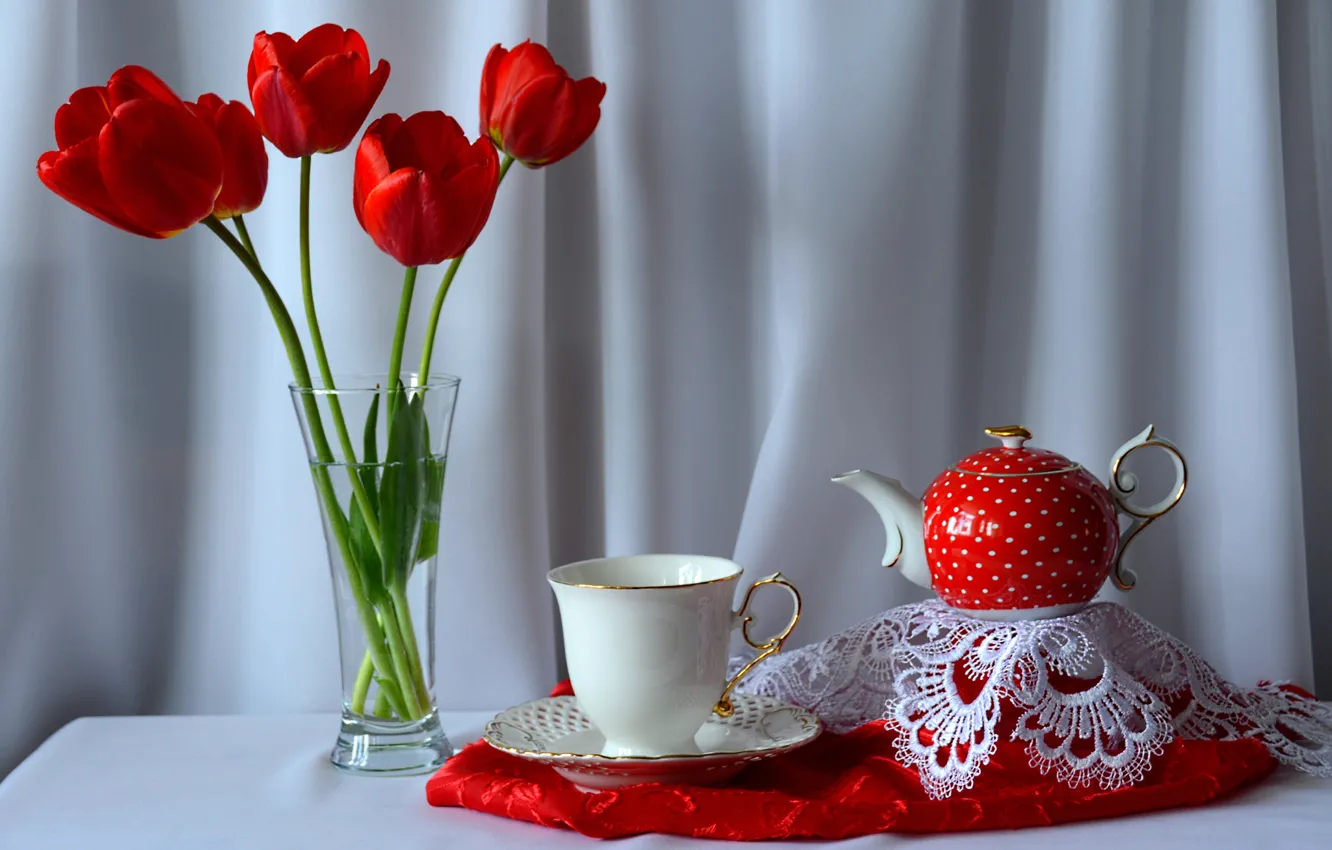 Фото обои цветы, стол, букет, чайник, чашка, тюльпаны, натюрморт