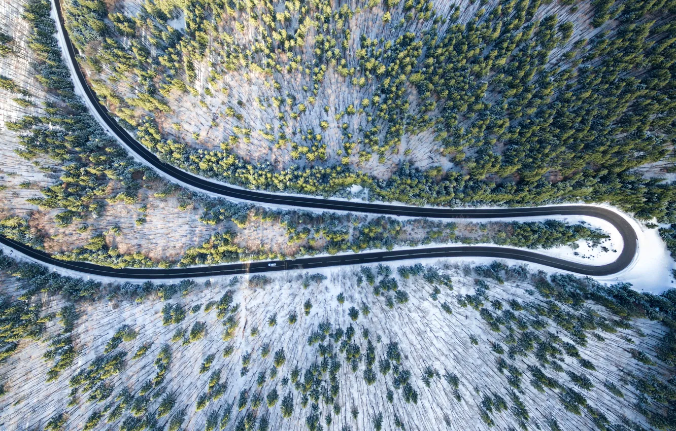 Фото обои зима, дорога, машина, лес, снег, деревья, вид сверху