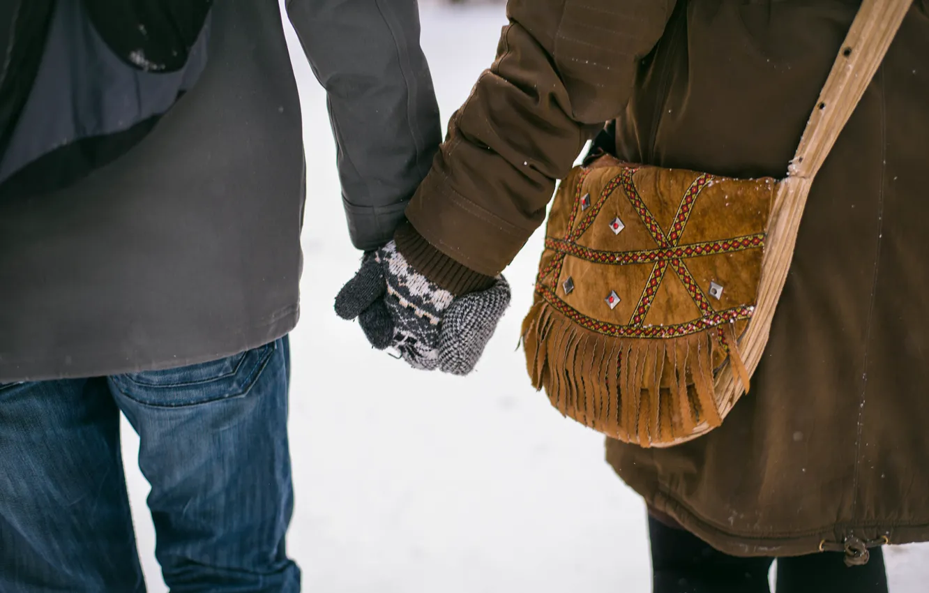 Фото обои руки, сумка, влюбленные, варежки
