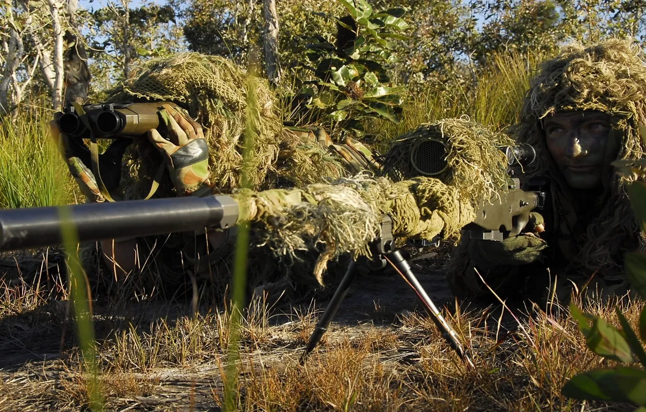 Фото обои трава, деревья, растительность, солдаты, маскировка, экипировка, огневая позиция, снайпера