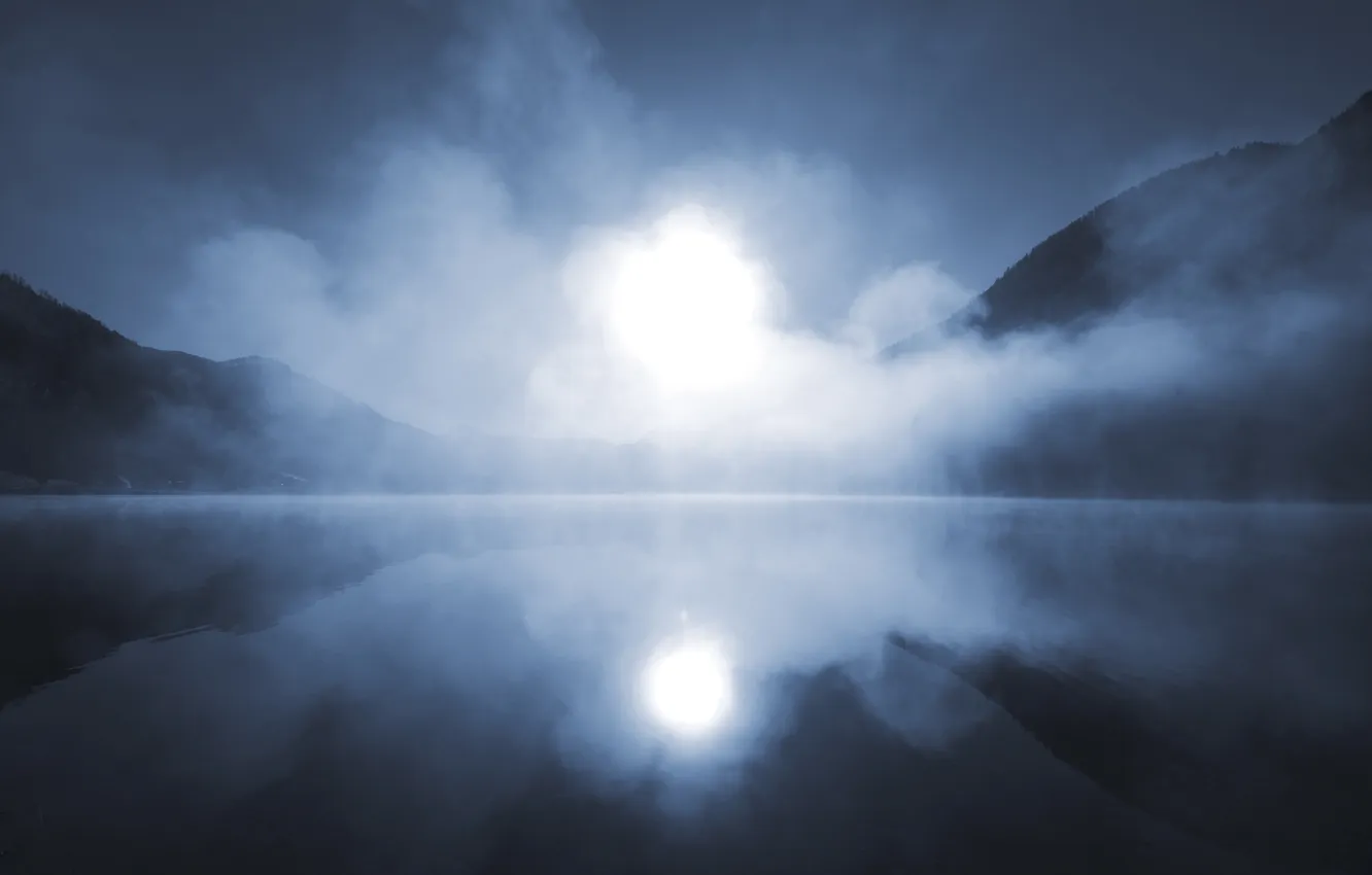 Фото обои свет, горы, ночь, туман, озеро, гладь