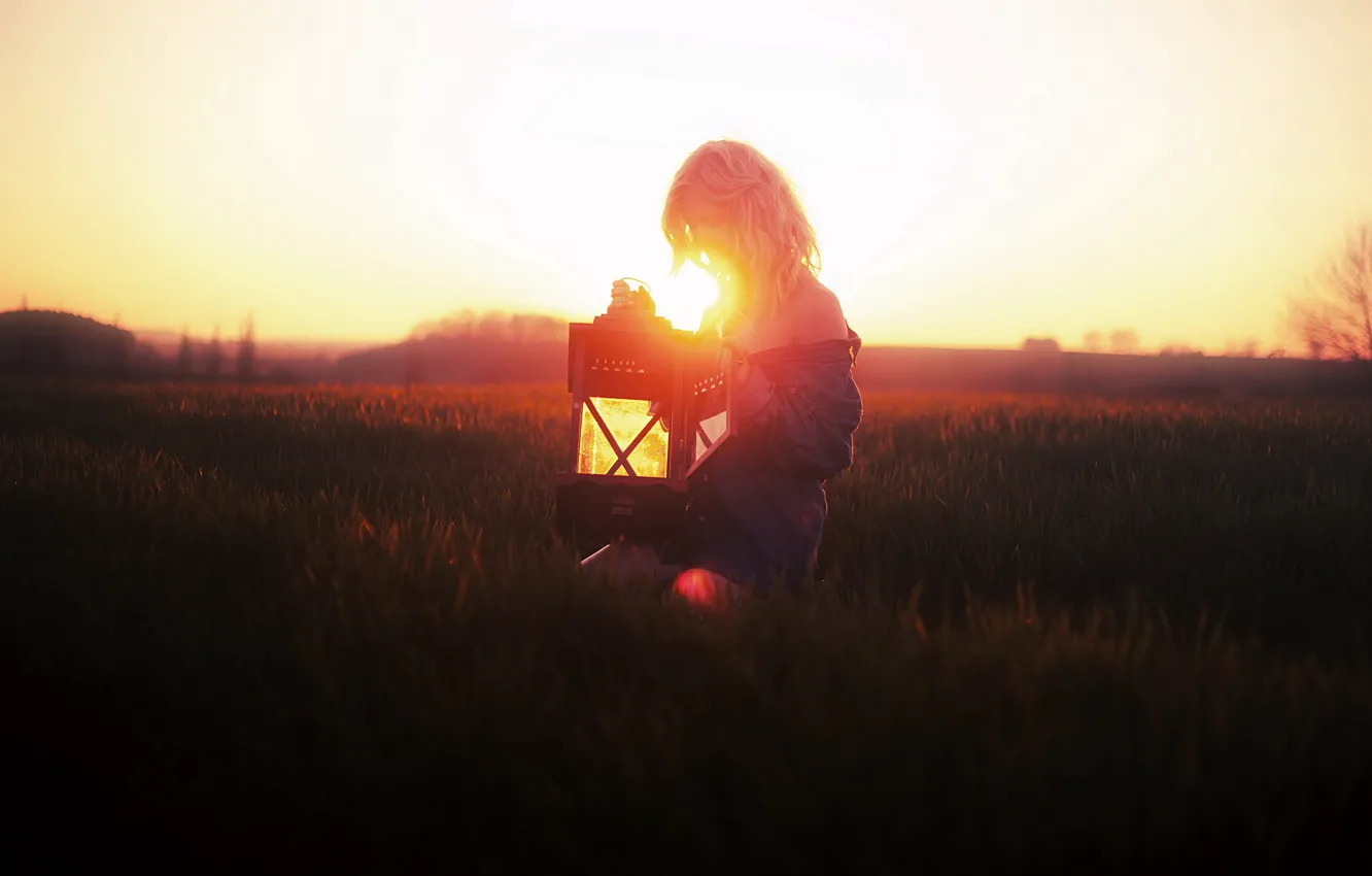 Фото обои поле, девушка, свет, настроение, лампа