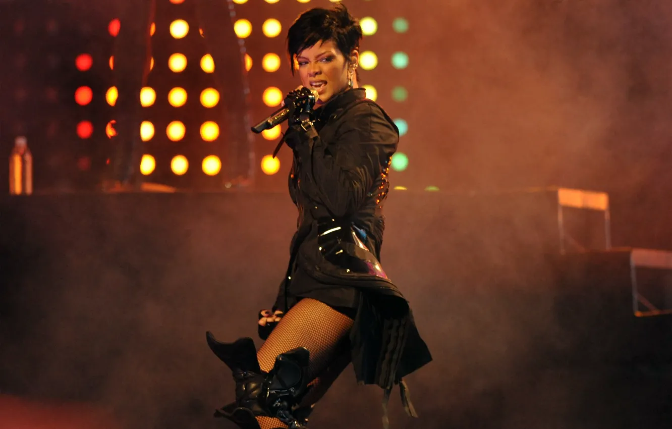 Фото обои концерт, микрофон, певица, Rihanna