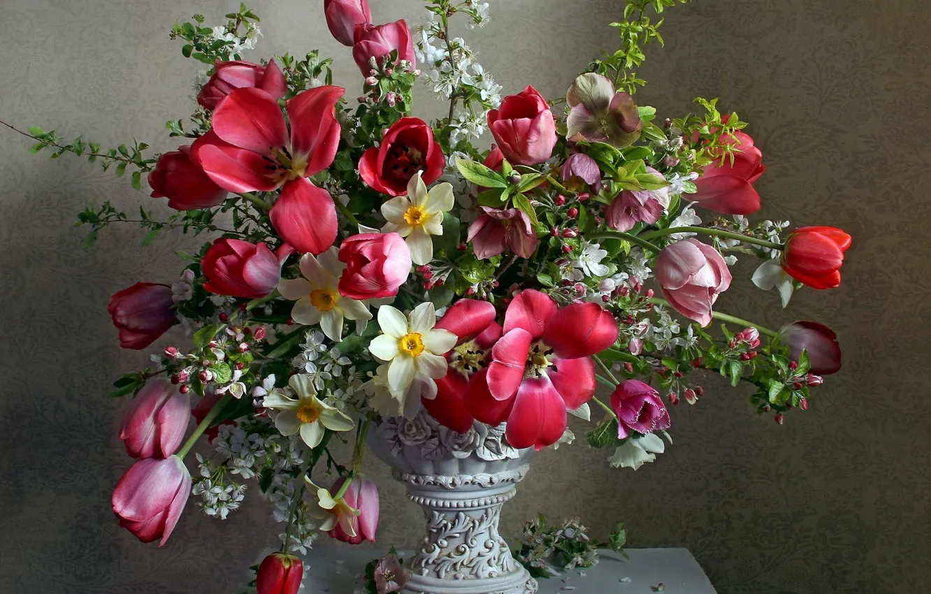 Фото обои вишня, букет, тюльпаны, ваза, нарциссы, морозник