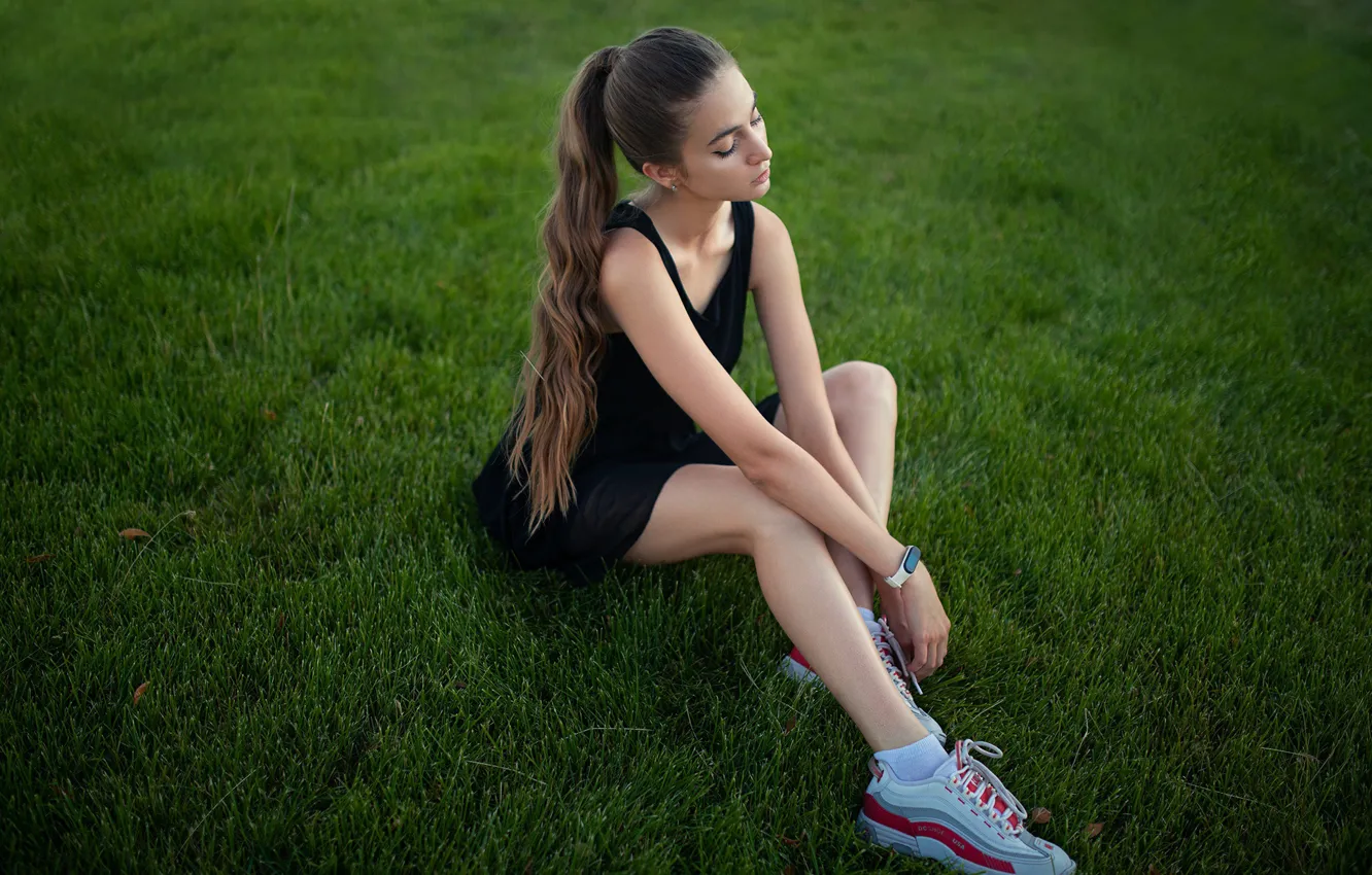 Фото обои трава, девушка, поза, ноги, длинные волосы, кроссовки, Дмитрий Шульгин, Диана Жердева