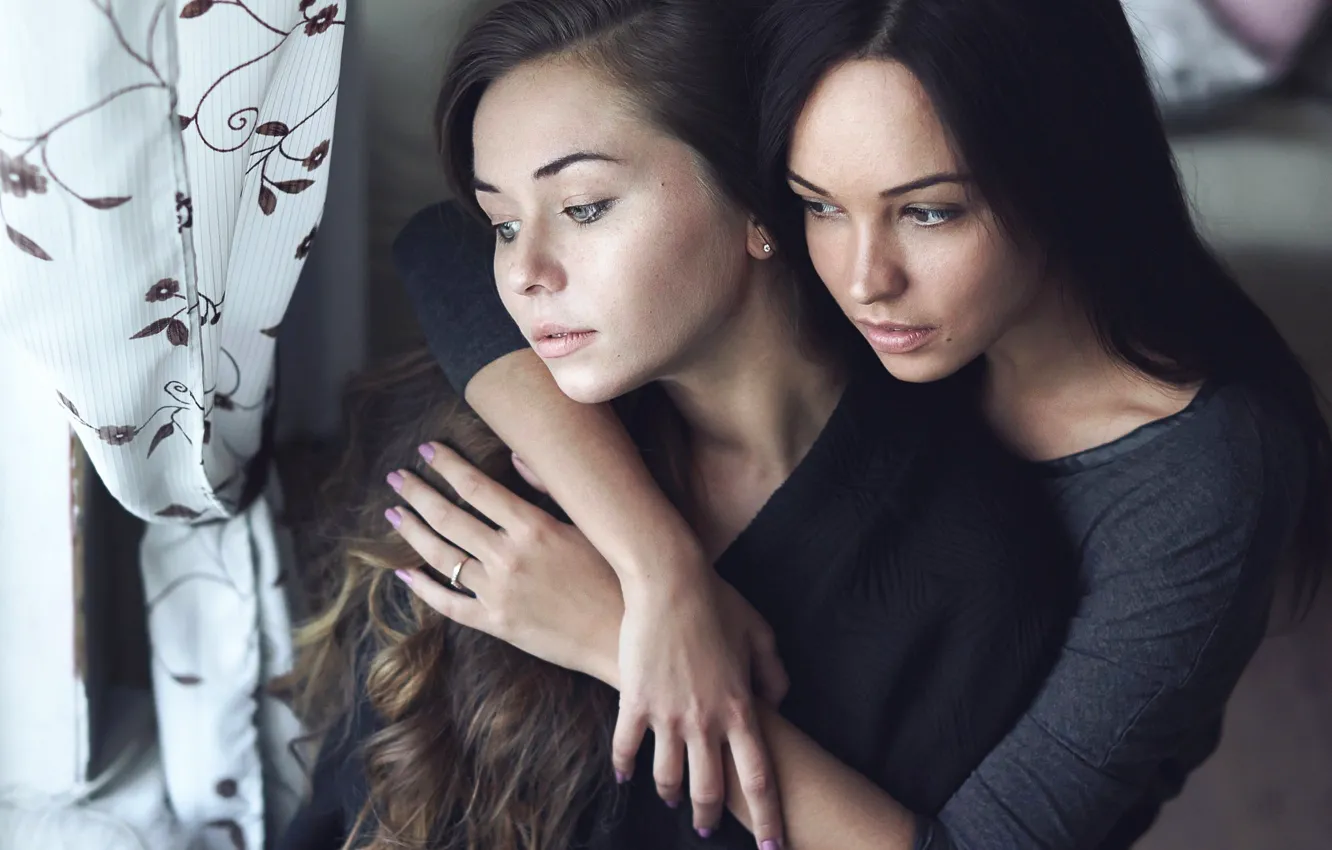 Фото обои окно, две девушки, подруги