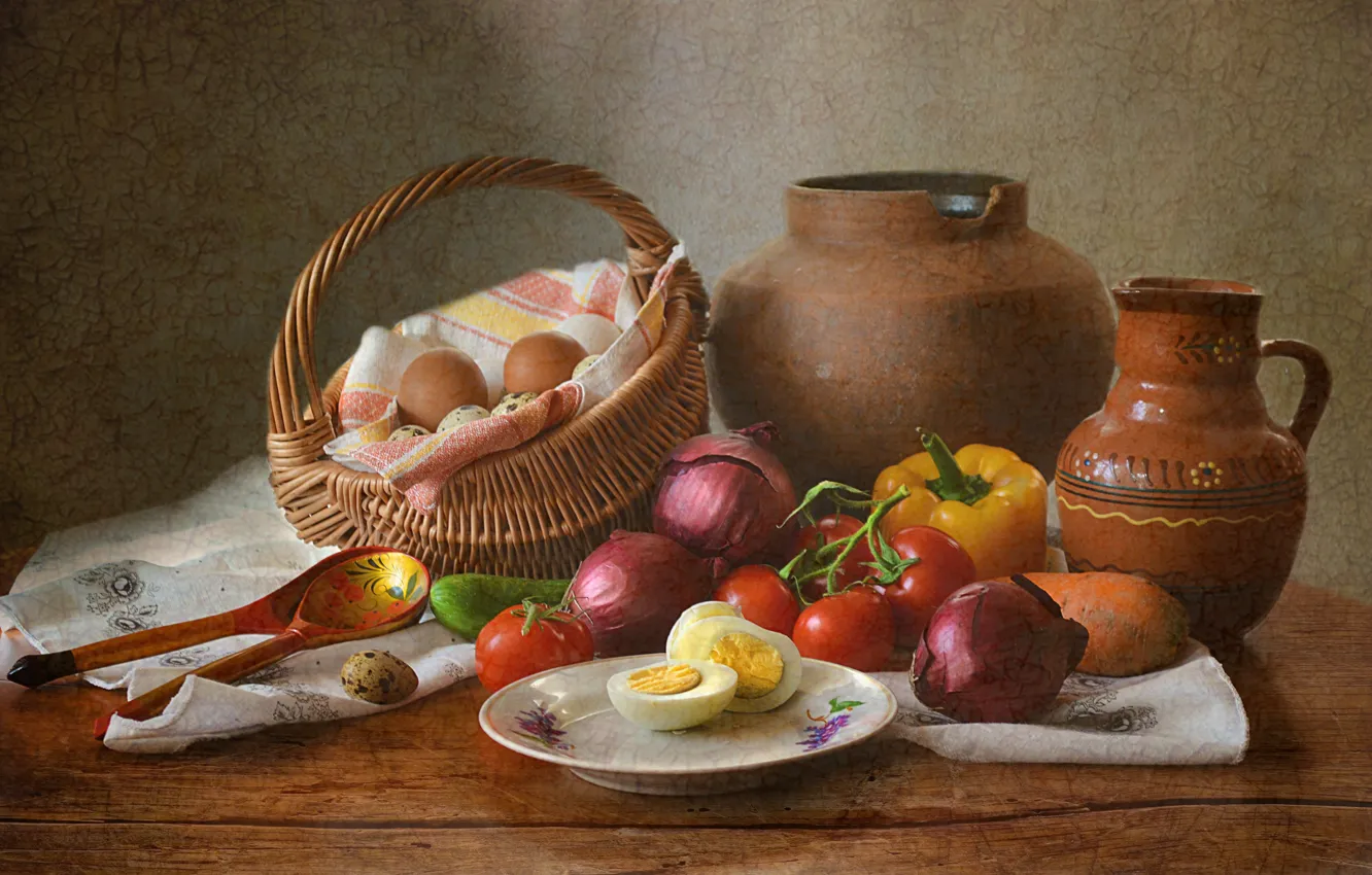 Фото обои стол, корзина, яйцо, огурец, лук, тарелка, посуда, перец