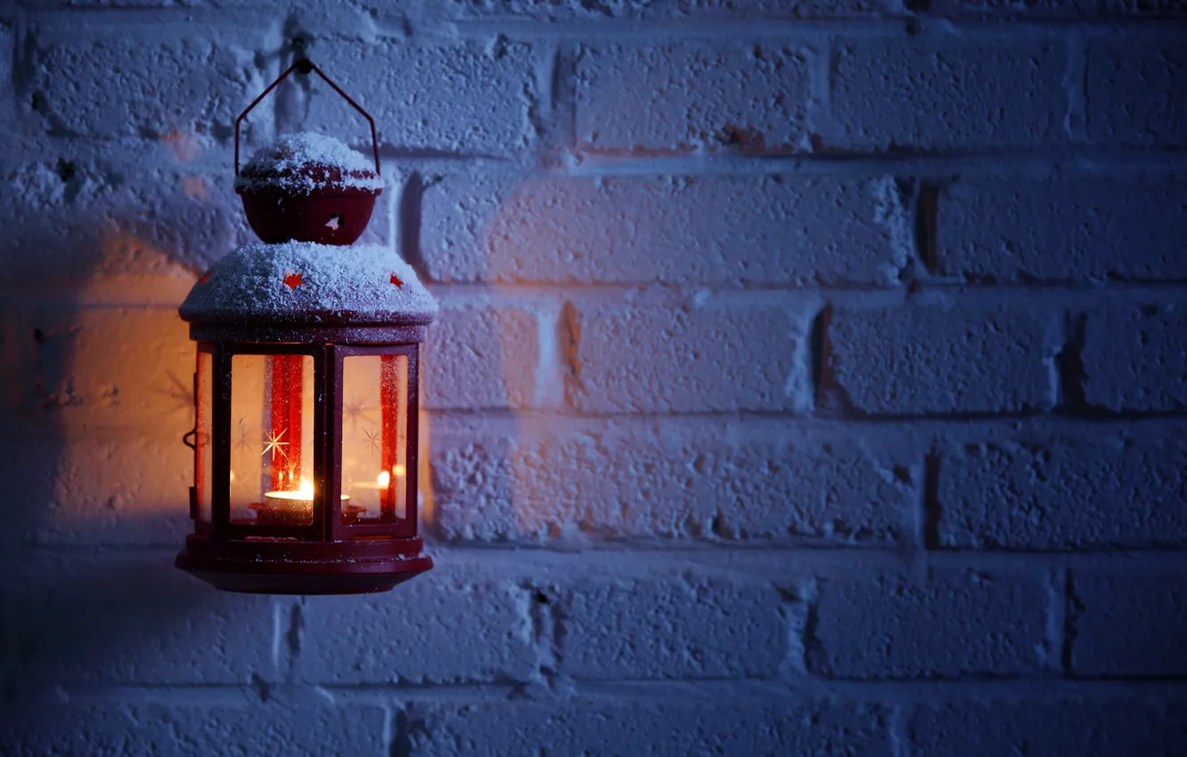 Фото обои зима, снег, ночь, стена, огонь, свеча, кирпич, фонарь