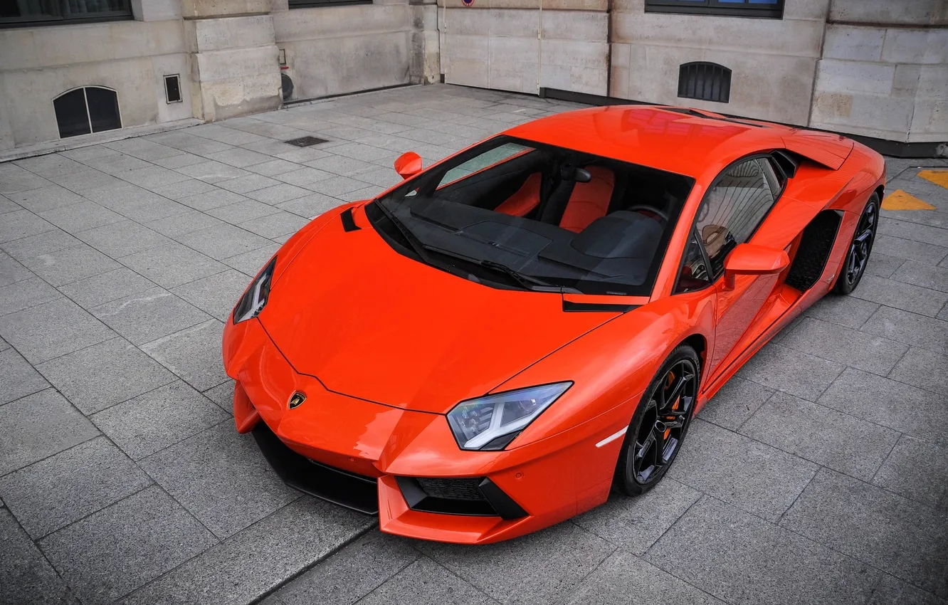 Фото обои оранжевый, отражение, здание, двор, lamborghini, вид сверху, orange, aventador