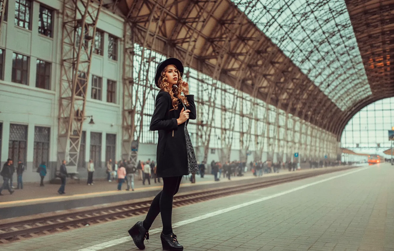 Фото обои девушка, вокзал, поезд, перрон