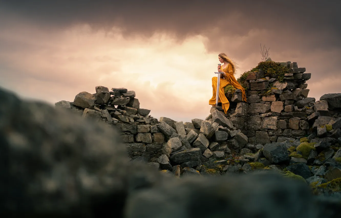 Фото обои небо, девушка, свет, тучи, природа, поза, камни, меч