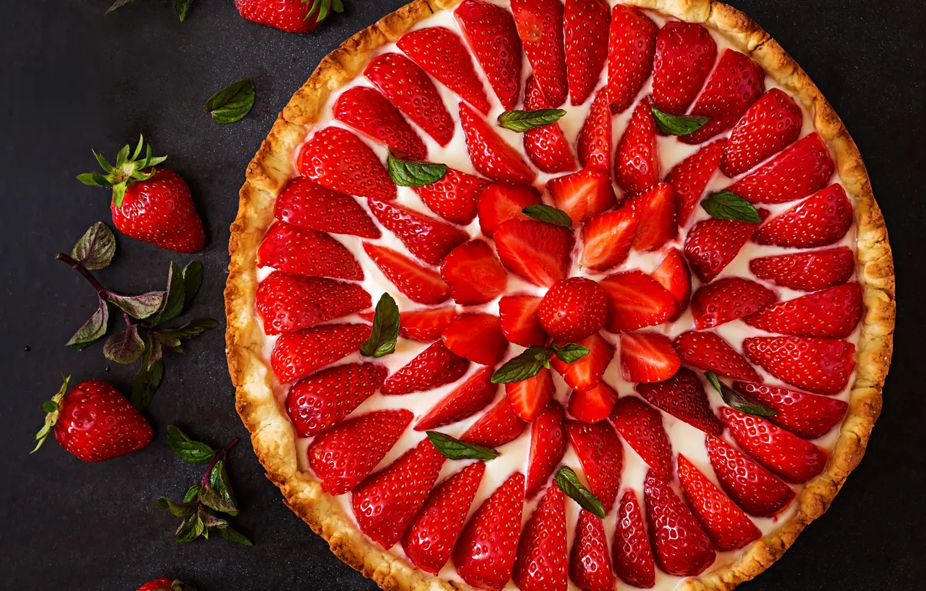 Фото обои листья, ягоды, темный фон, узор, клубника, торт, много, дольки