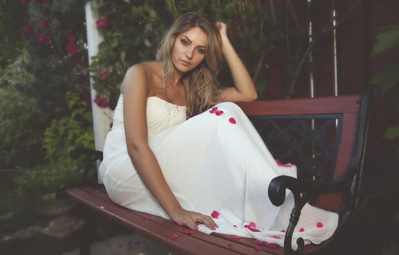 Фото обои белый, девушка, скамейка, поза, платье, сидит