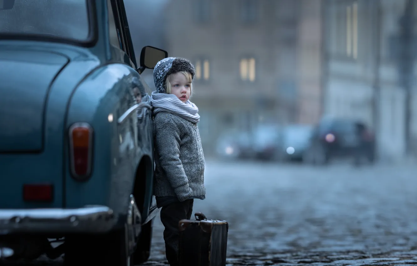 Фото обои машина, авто, город, мальчик, чемодан, мостовая