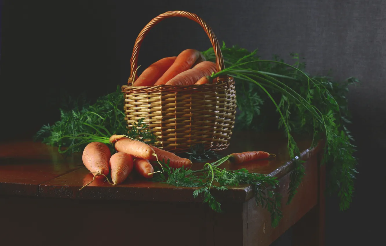Фото обои зелень, темный фон, стол, урожай, натюрморт, корзинка, овощи, морковь
