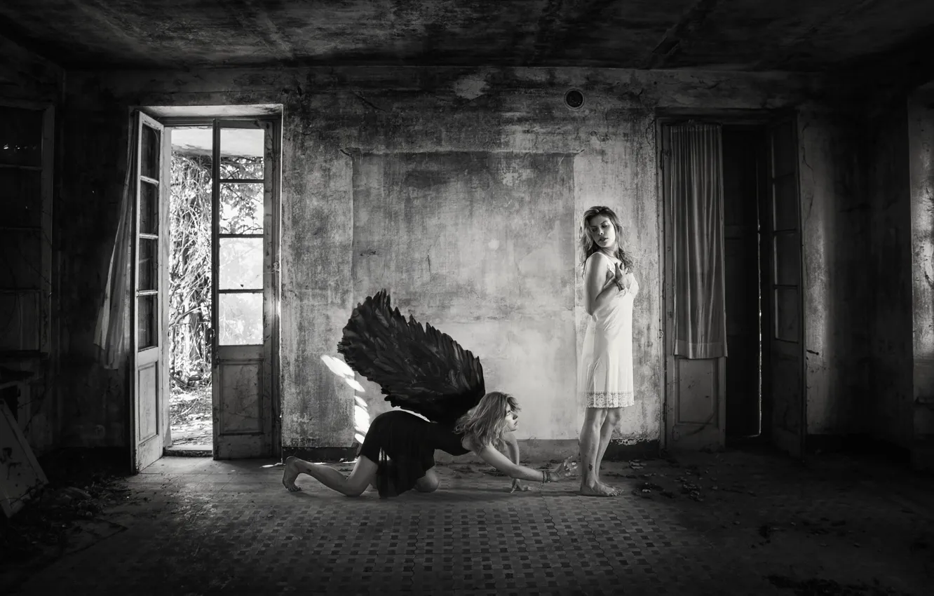 Фото обои комната, крылья, две девушки, в белом, в чёрном