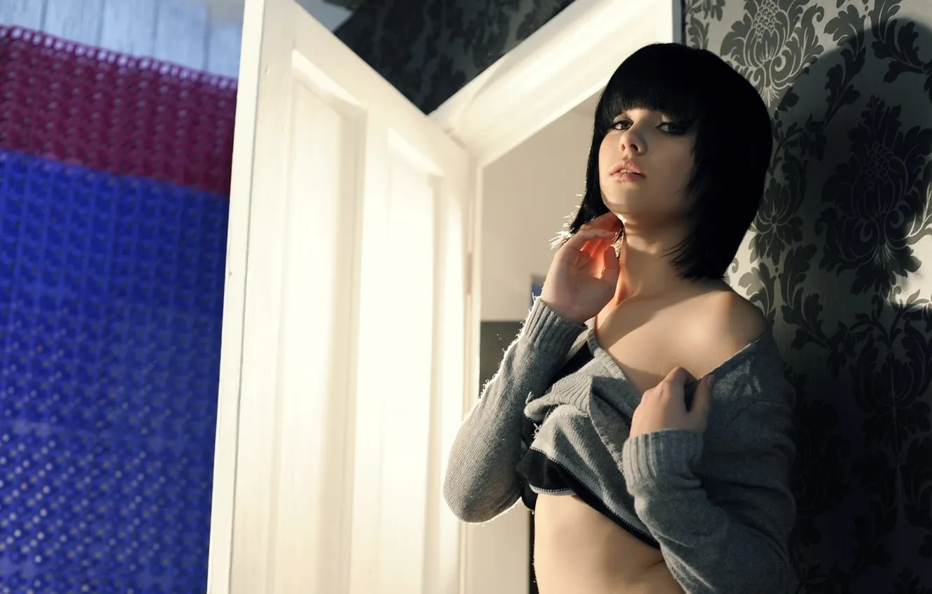 Фото обои British, model, women, Melissa Clarke, black hair, indoors, looking at viewer, women indoors