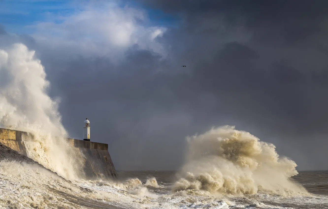 Фото обои море, волны, брызги, шторм, маяк, Уэльс, Порткол