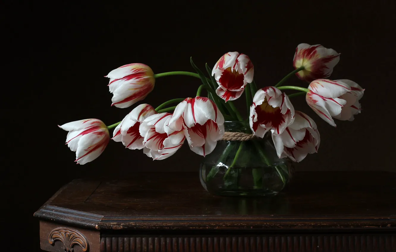 Фото обои цветы, ретро, темный фон, стол, букет, банка, тюльпаны, ваза