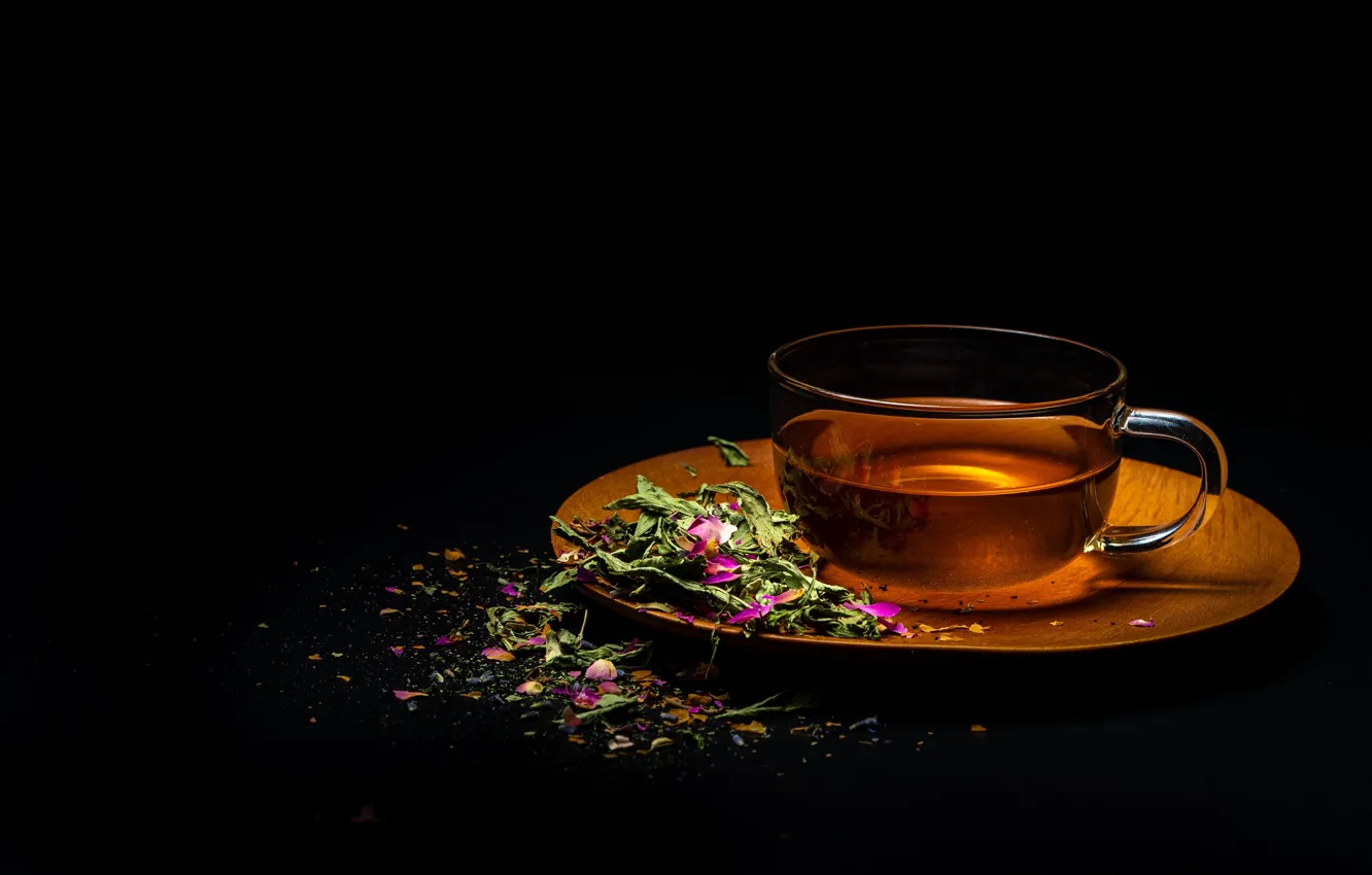 Фото обои листья, цветы, фон, чёрный, чай, чашка, блюдце