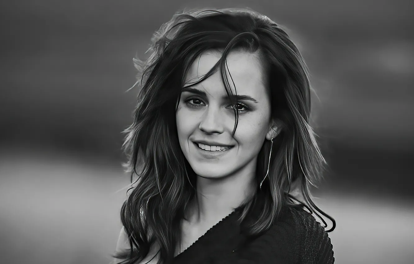 Фото обои взгляд, девушка, улыбка, фото, волосы, актриса, черно-белое, Emma Watson