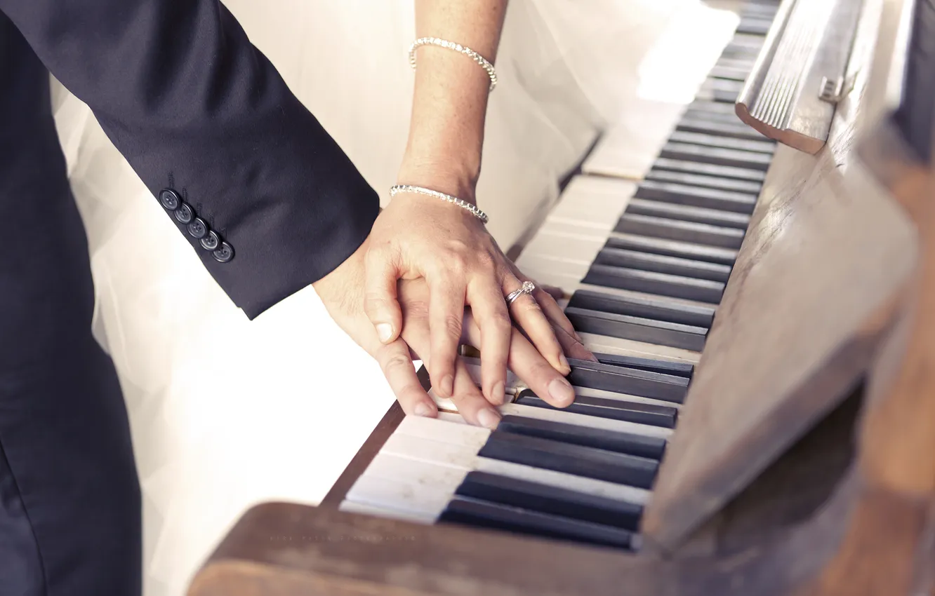 Фото обои любовь, руки, клавиши, кольцо, пальцы, влюбленные, пианино, невеста