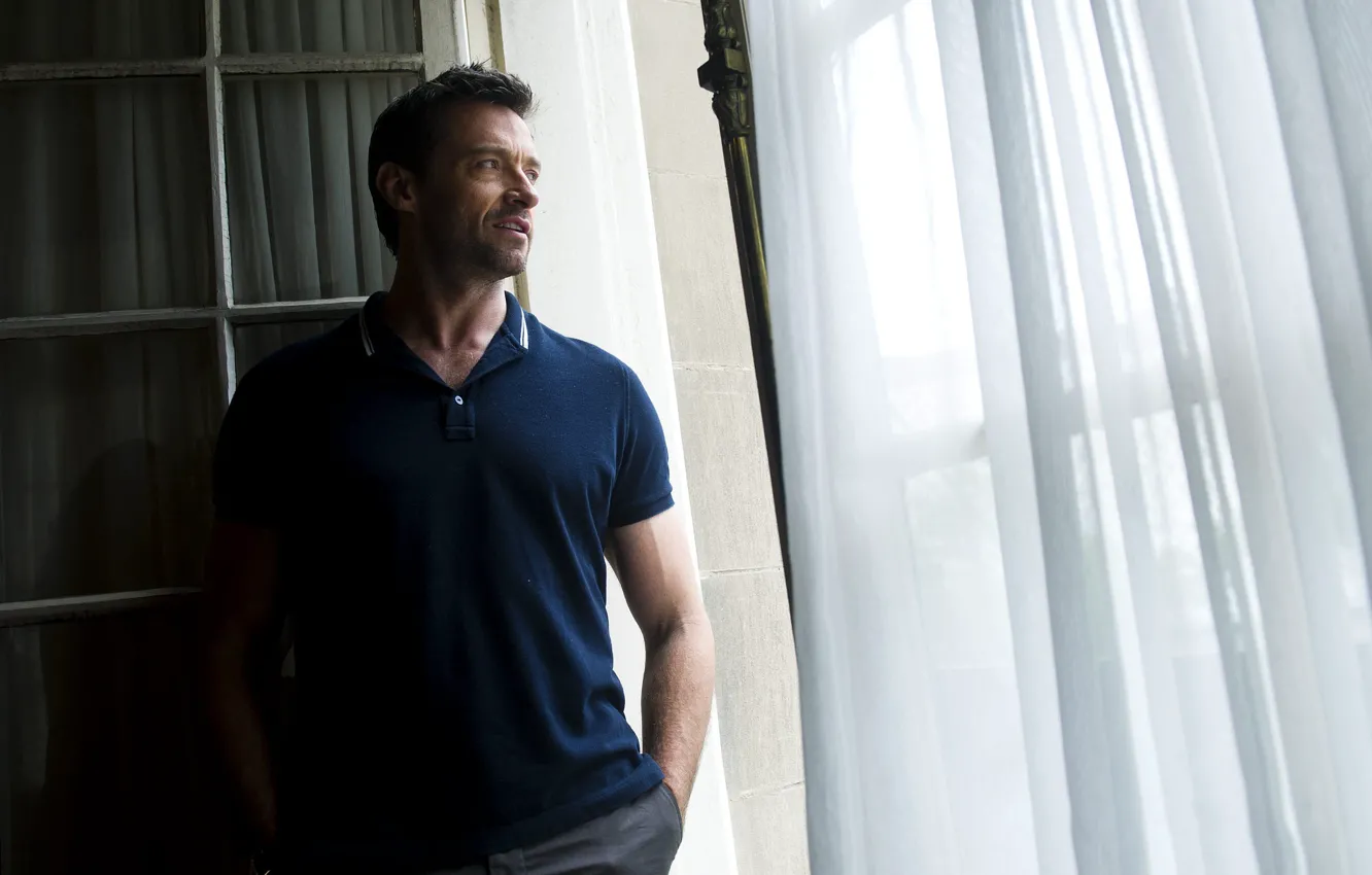 Фото обои актёры, рубашка, Hugh Jackman, росомаха, у окна