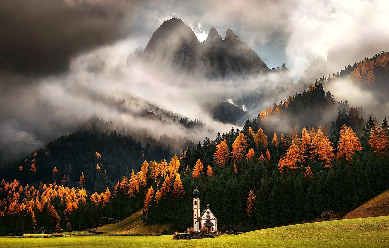 Фото обои поле, осень, лес, облака, деревья, горы, Альпы, часовня