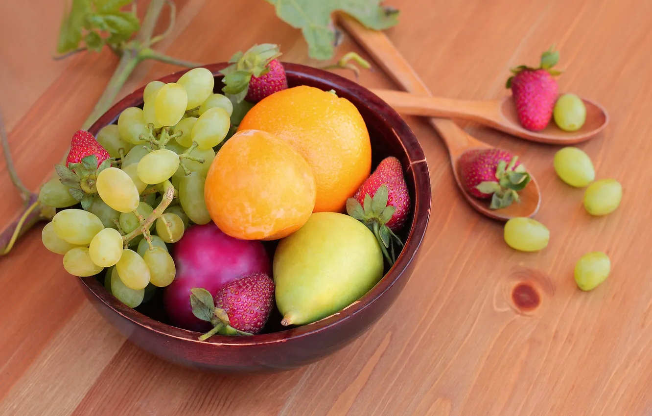 Фото обои листья, ягоды, апельсин, клубника, виноград, груша, фрукты, ложки